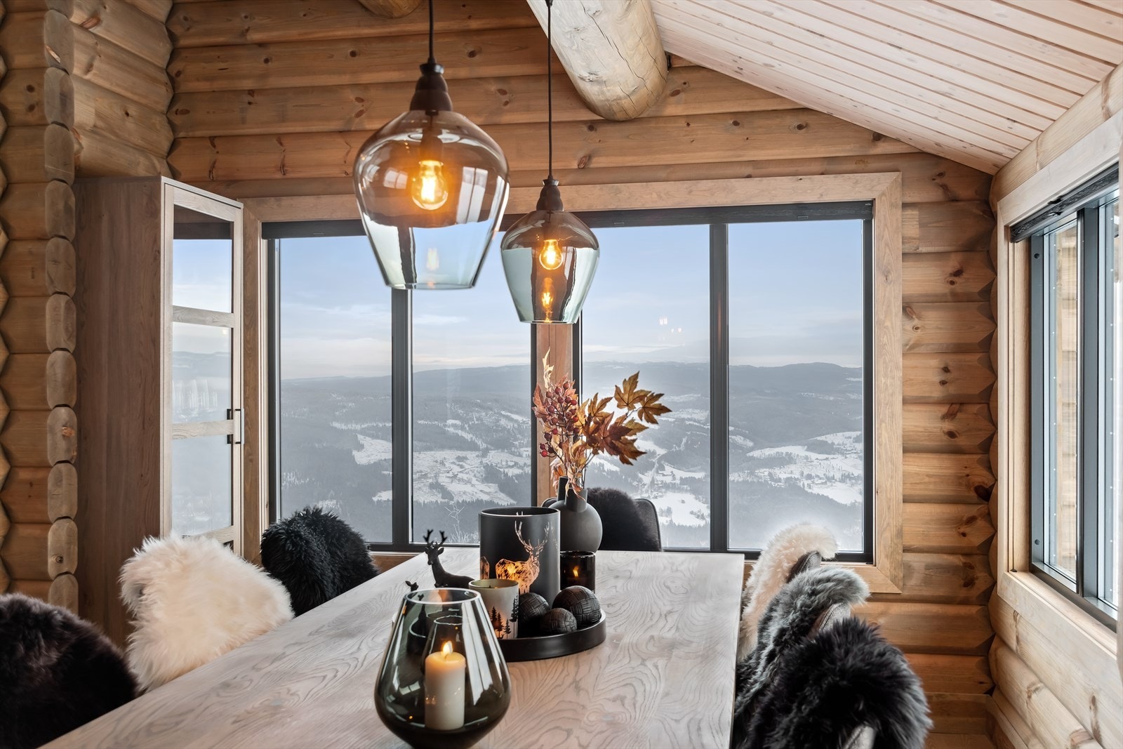 Fra stua har man utsikt mot Norefjell, Jotunheimen og Hemsedalsfjellene. Galleribilde