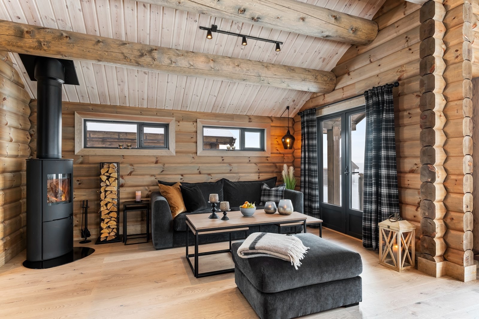 Hyggelig salonghjørne med peis og utgang til veranda. Galleribilde