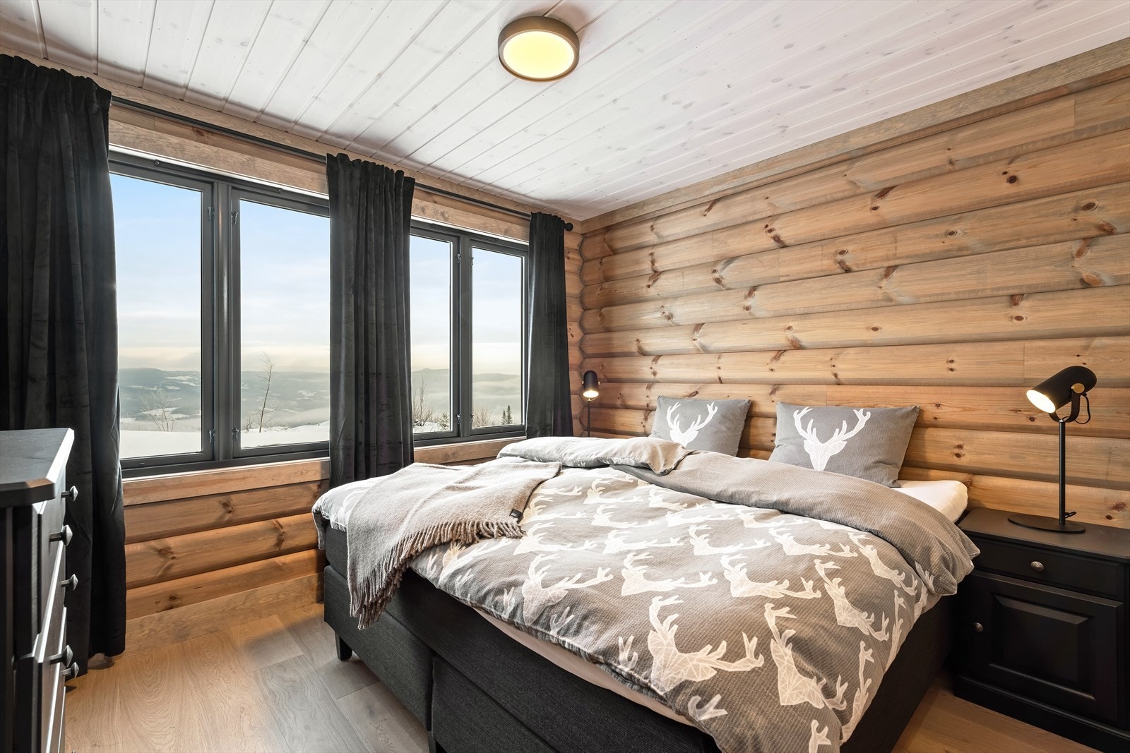 Hovedsoverom med utsikt utover dalen. Galleribilde