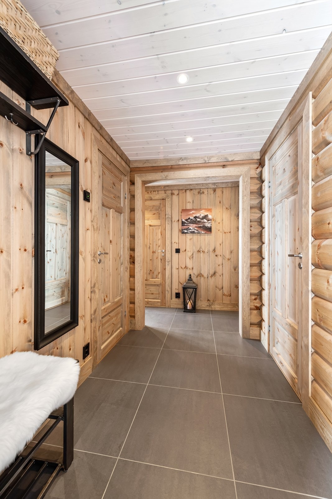 I 1. etg finner man entré, 3 soverom, bad m/badstue, wc. Galleribilde