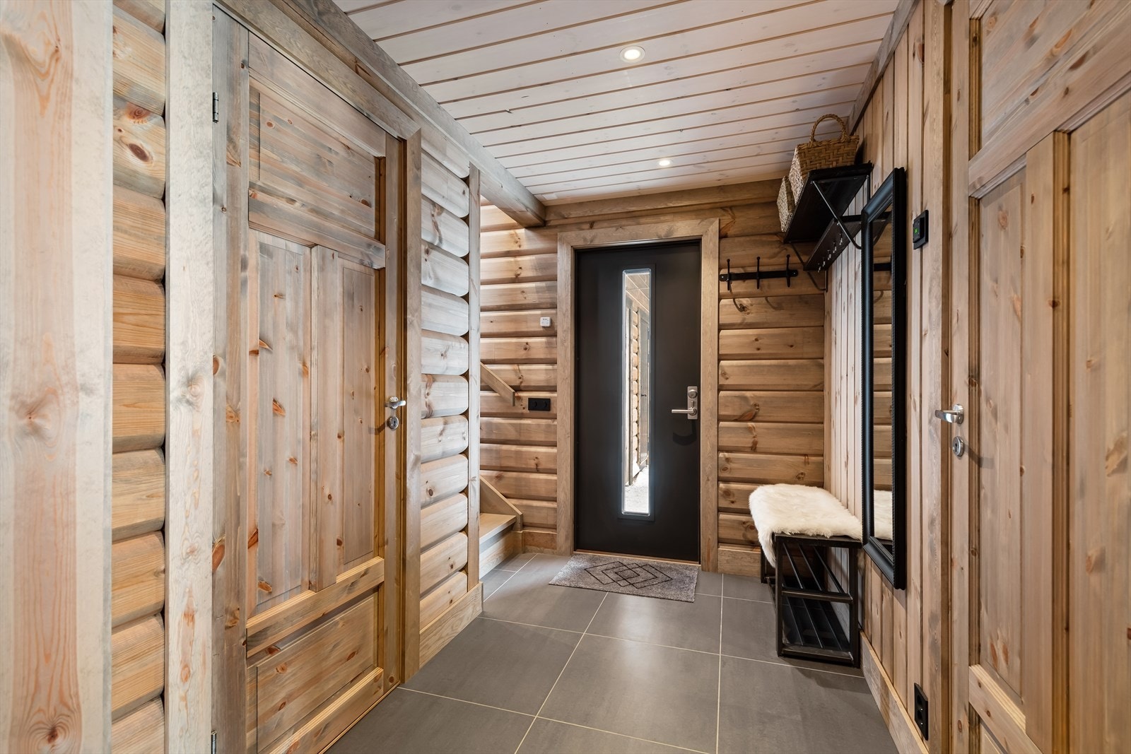 Flislagt entré. Galleribilde