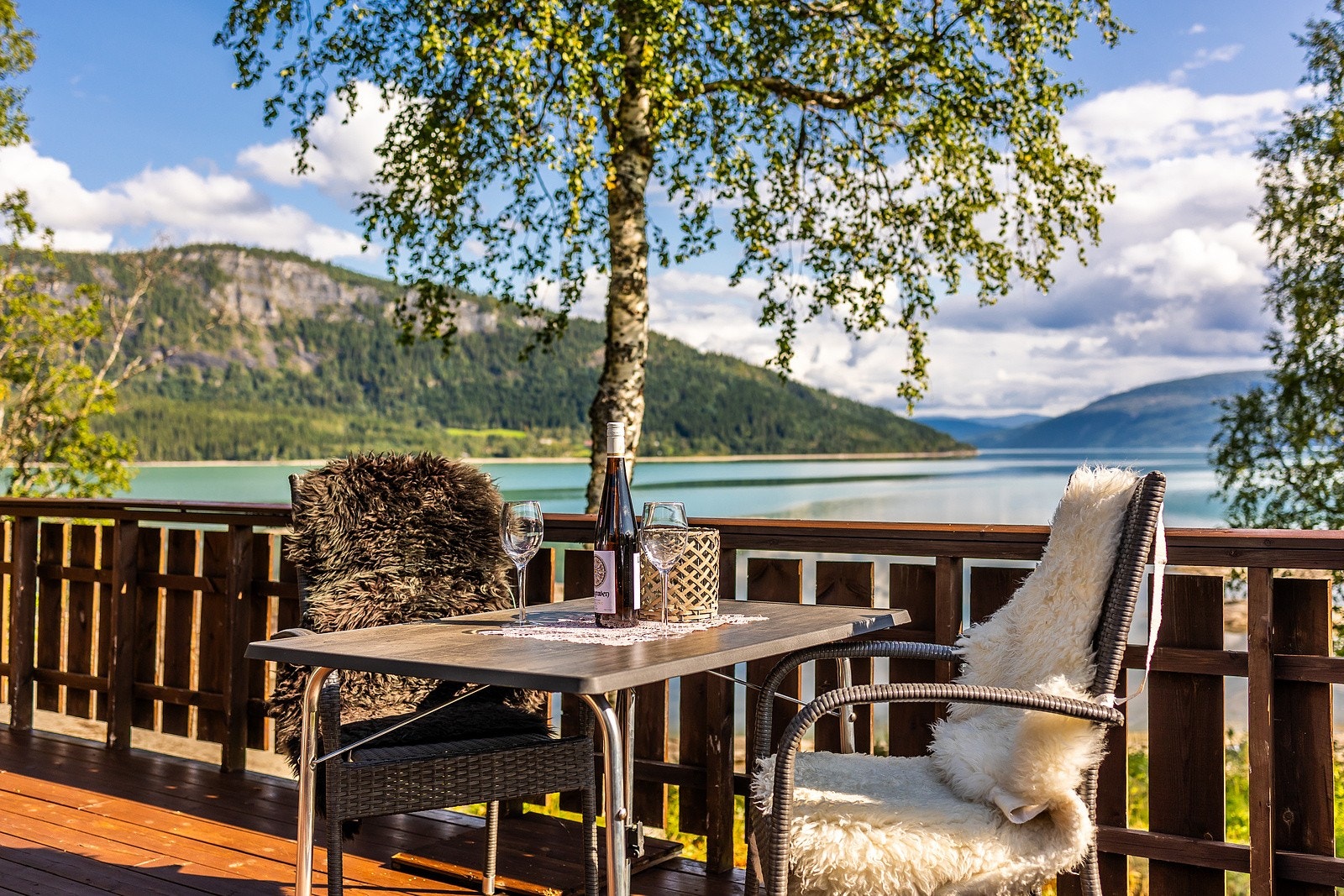 Her får du en hytte som ligger idyllisk til ved Langvatnet og Snøfjellet Galleribilde