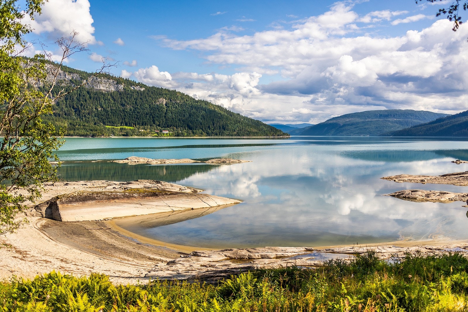 Kun noen meter fra hytten ligger det en flott strand. Her kan du enkelt legge ut med kajakk eller en liten båt Galleribilde