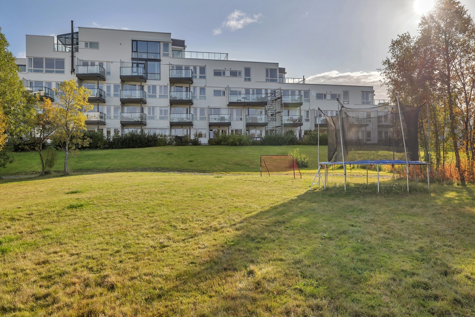 Velkommen til nydelige Draugen 99 - en 126m2 stor toetasjes townhouseleilighet beliggende i hjertet av Workinnmarka - presentert av Storhaug + Partnere Galleribilde