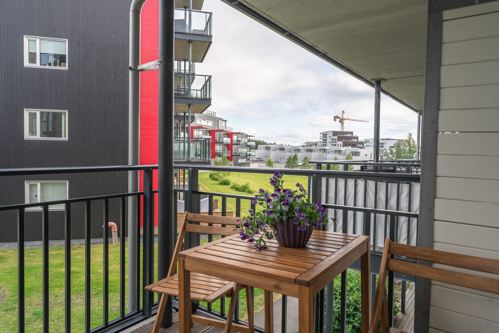 Fra spisestue går du ut til denne koselige og overbygde verandaen. Denne sør-østvendt som gir flotte solforhol morgen- og formiddag Galleribilde