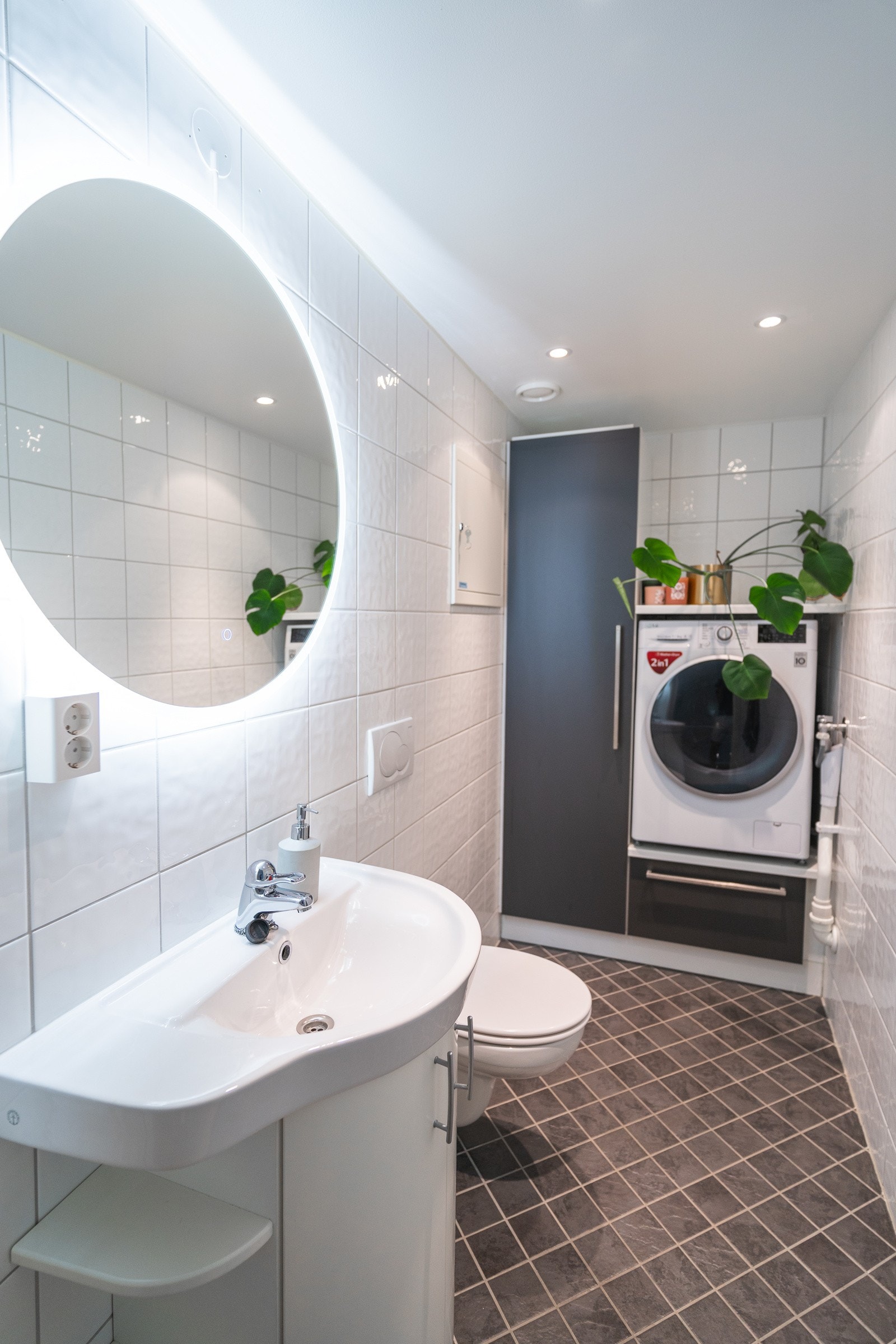 En virkelig kvalitet med Draugen 99 er at den har separat vaskerom med innredning og ekstra toalett Galleribilde