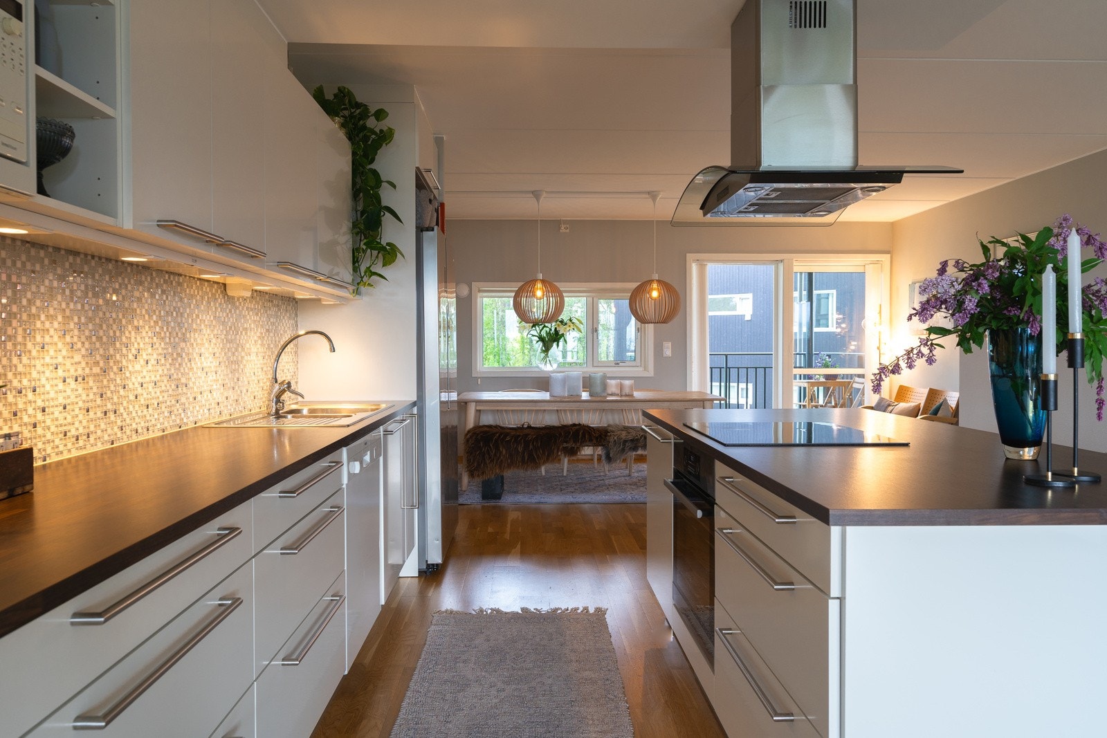 Spisestuen er trukket tilbake mot sør i rommet Galleribilde