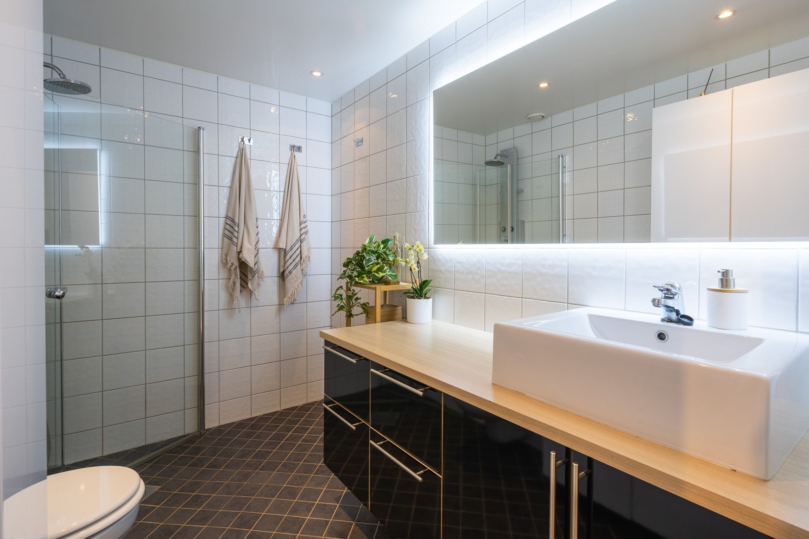 Badet er pent. Flislagt på gulv og vegger Galleribilde