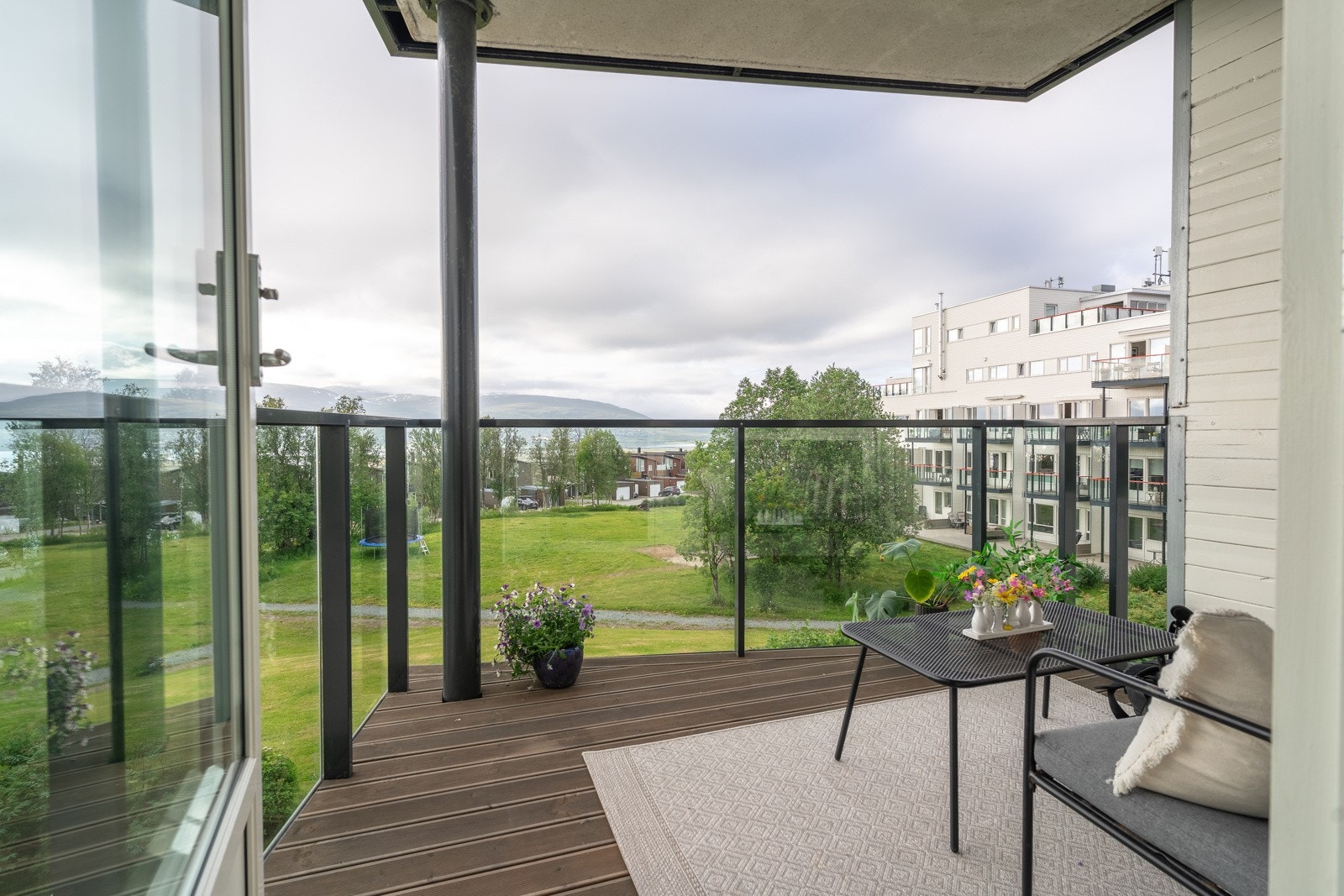 Fra dagligstuen går du ut til 1 av boligens 4 uteplasser! Her er det ettermiddags- kvelds- og midnattsol i kombinasjon med nydelig utsikt Galleribilde