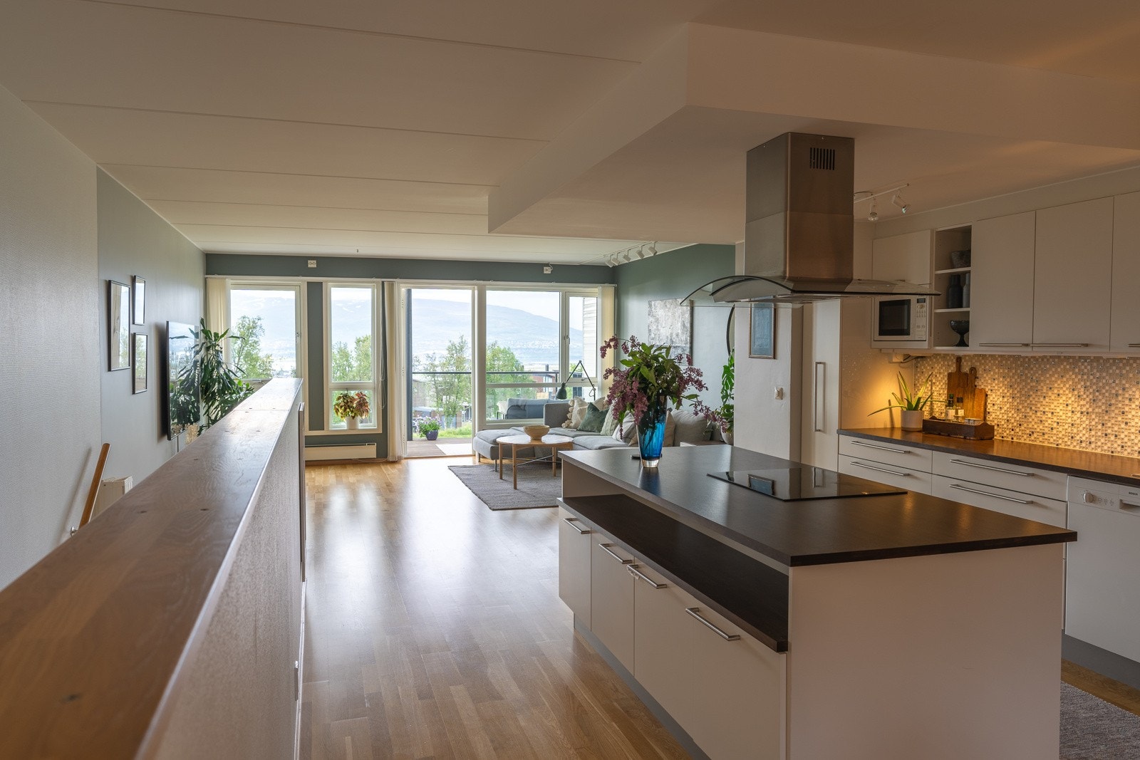 Godt med skap- og benkeplass i kjøkkenøy og innredning Galleribilde