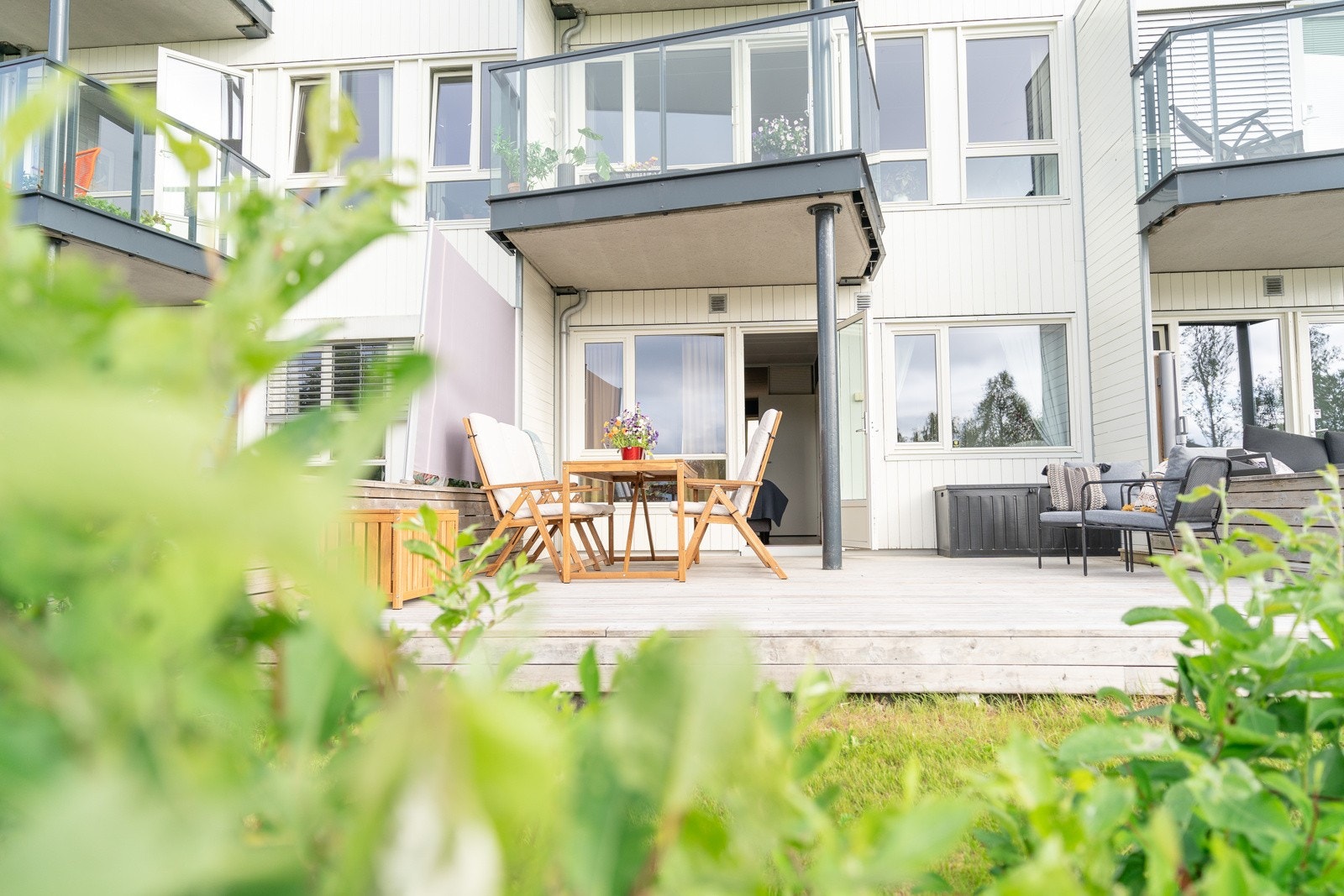 Fra hovedsoverommet går du ut til denne fine markterassen som har direkte adkomst til en store og pent opparbeidede tomten Galleribilde