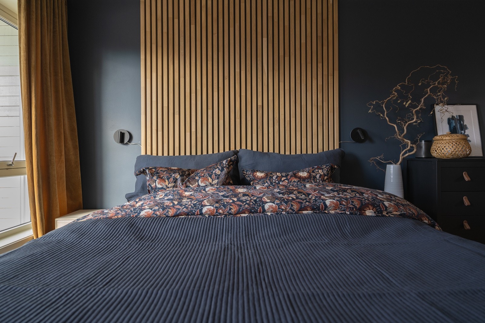 Hovedsoverommet er et smykke; malt i fin dus farge, spilevegg som sengegavl, skyvedørsgarderobe og utgang til stor markterrasse Galleribilde