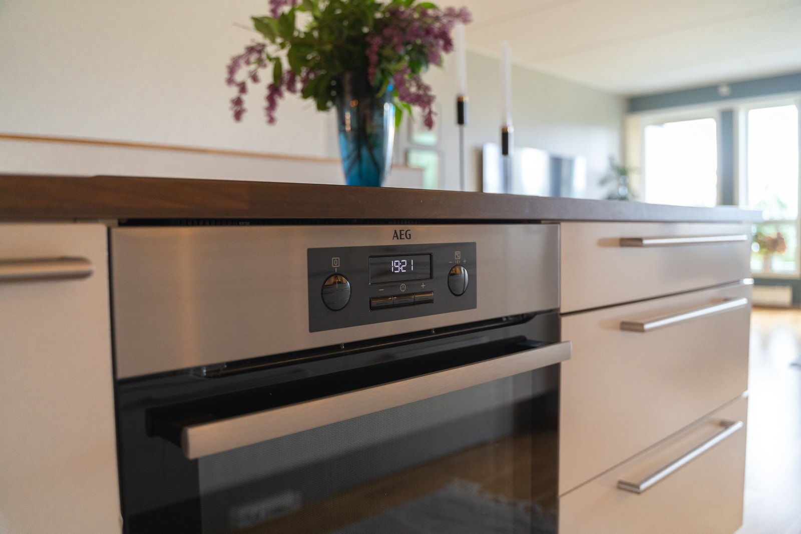 På kjøkkenet er alle hvitevarer, unttatt kjøleskap og oppvaskmaskin er integrerte Galleribilde