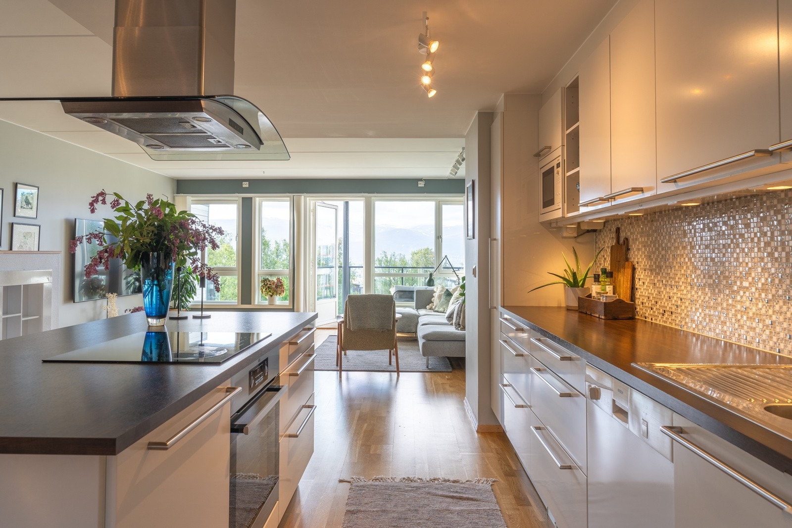 Kjøkken og stue i en flott åpen løsnng Galleribilde