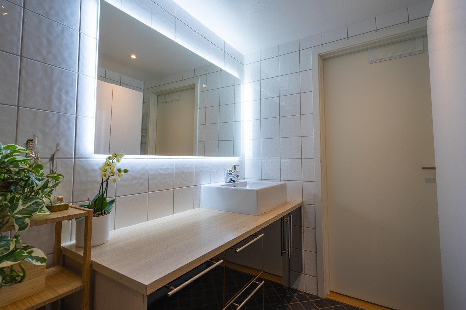 Moderne pen innredning med god skap- og benkeplass Galleribilde