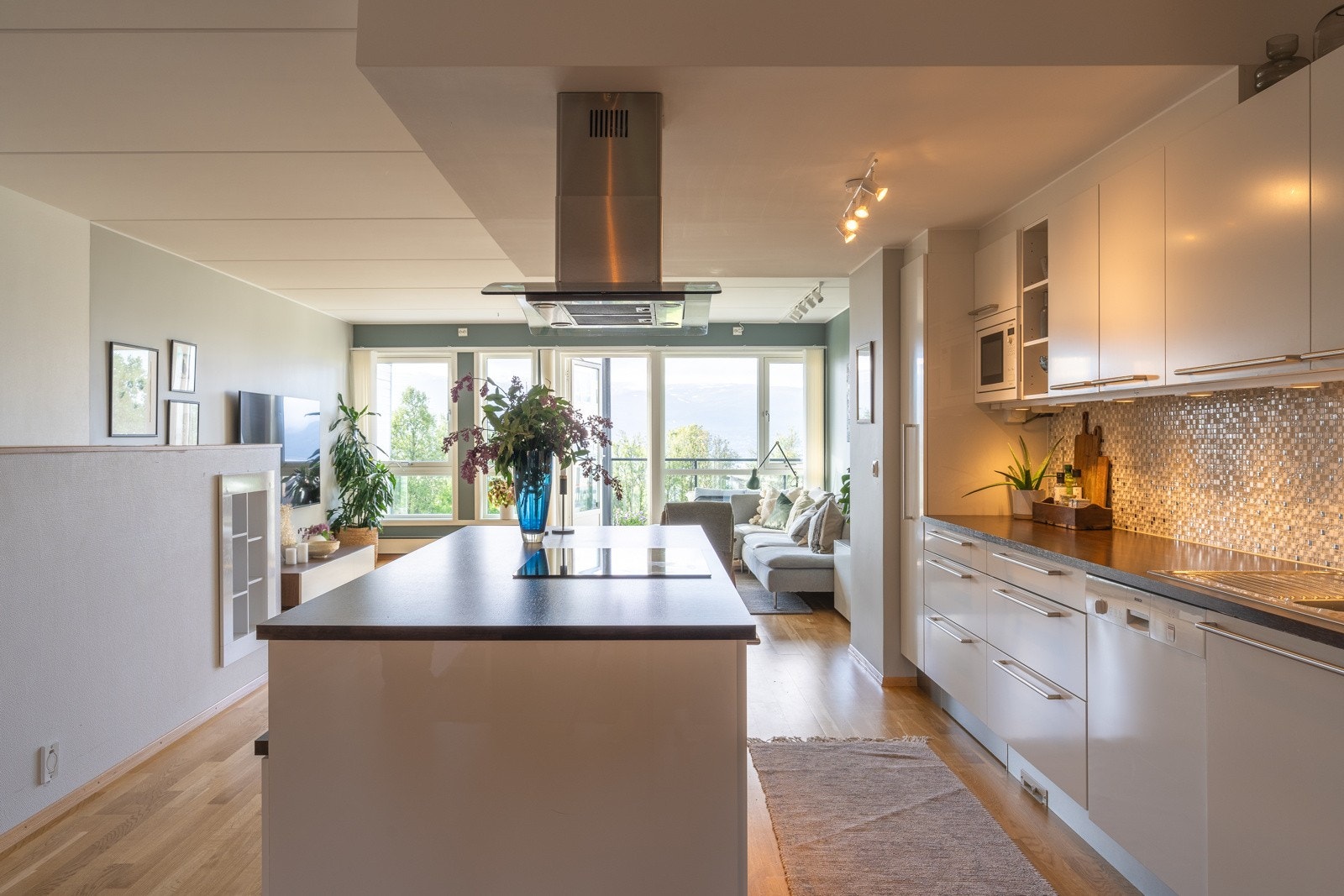 Kjøkkenet knytter sammen daglig- og spisestuen da dette er plassert i sentrum av etasjen Galleribilde