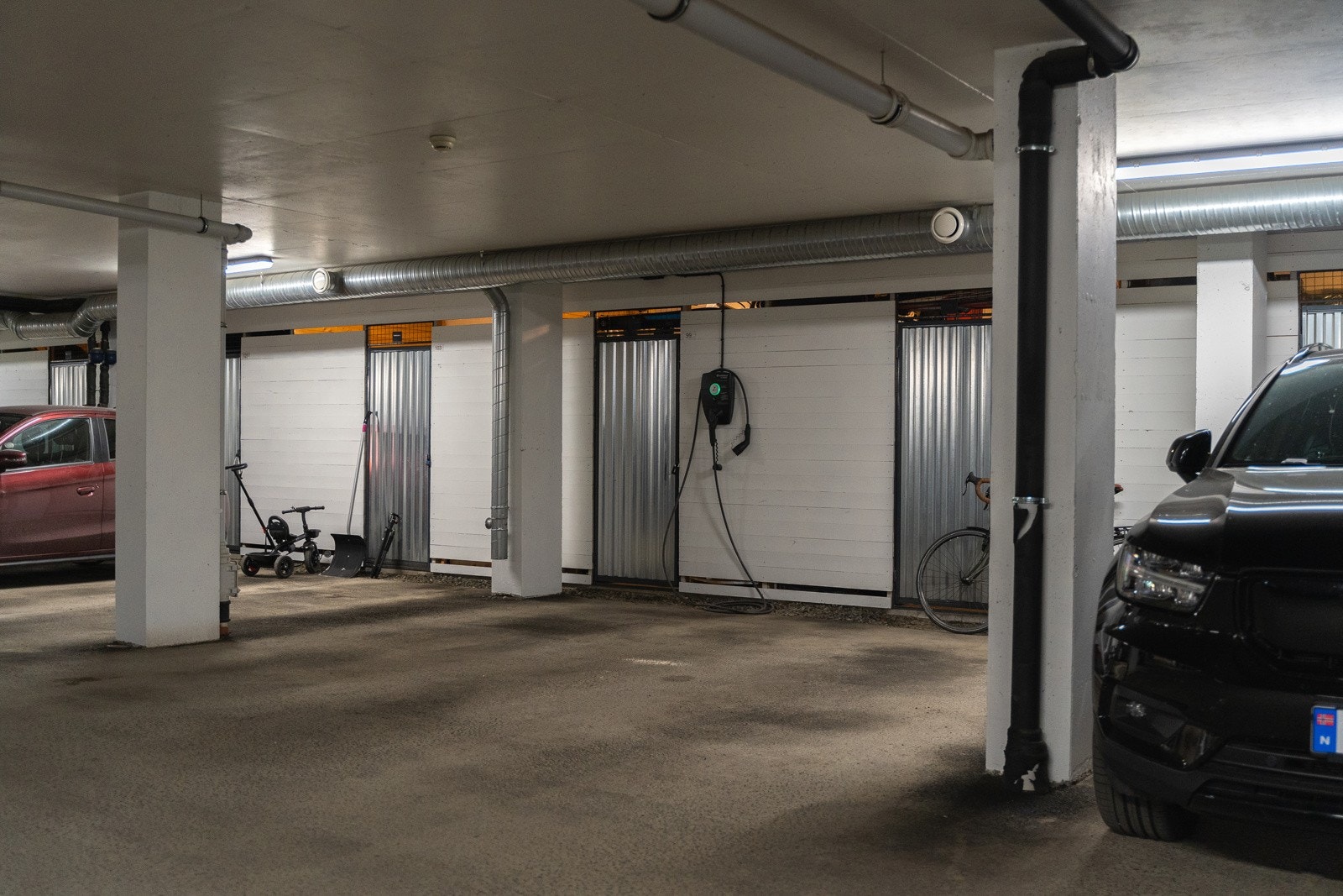 Til Draugen 99 er det egen plass i felles låst garasjeanlegg. Hit er det heisaskomst til boligplan. Svalgang fra boligen til heis er overbygget Galleribilde