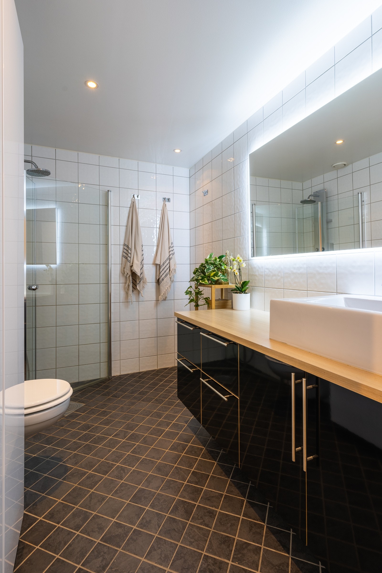 Innfelt belysning i tak og godt med lys i speil Galleribilde