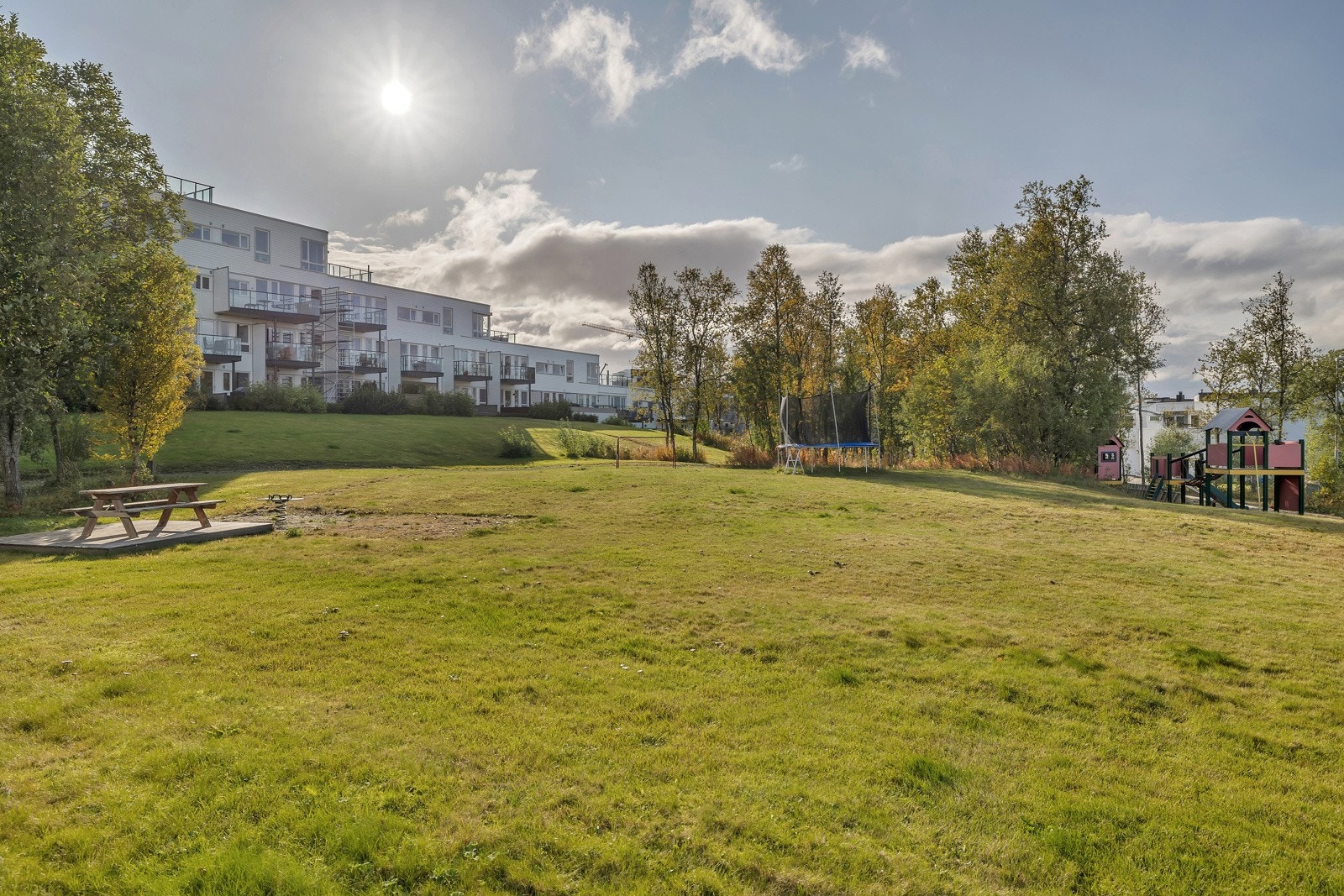 Tomten er stor og gir rikelig med boltreplass for både store og små i rolige omgivelser Galleribilde