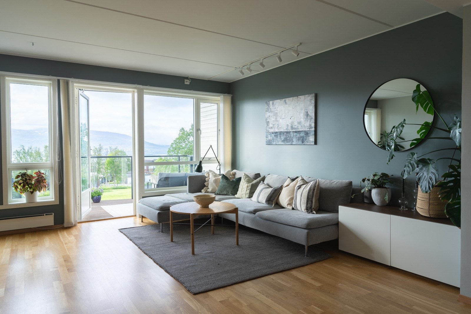 Leiligheten strekker seg over 2 plan og i 2. etasje finner du lys dagligstue, moderne pent kjøkken og spisestue Galleribilde