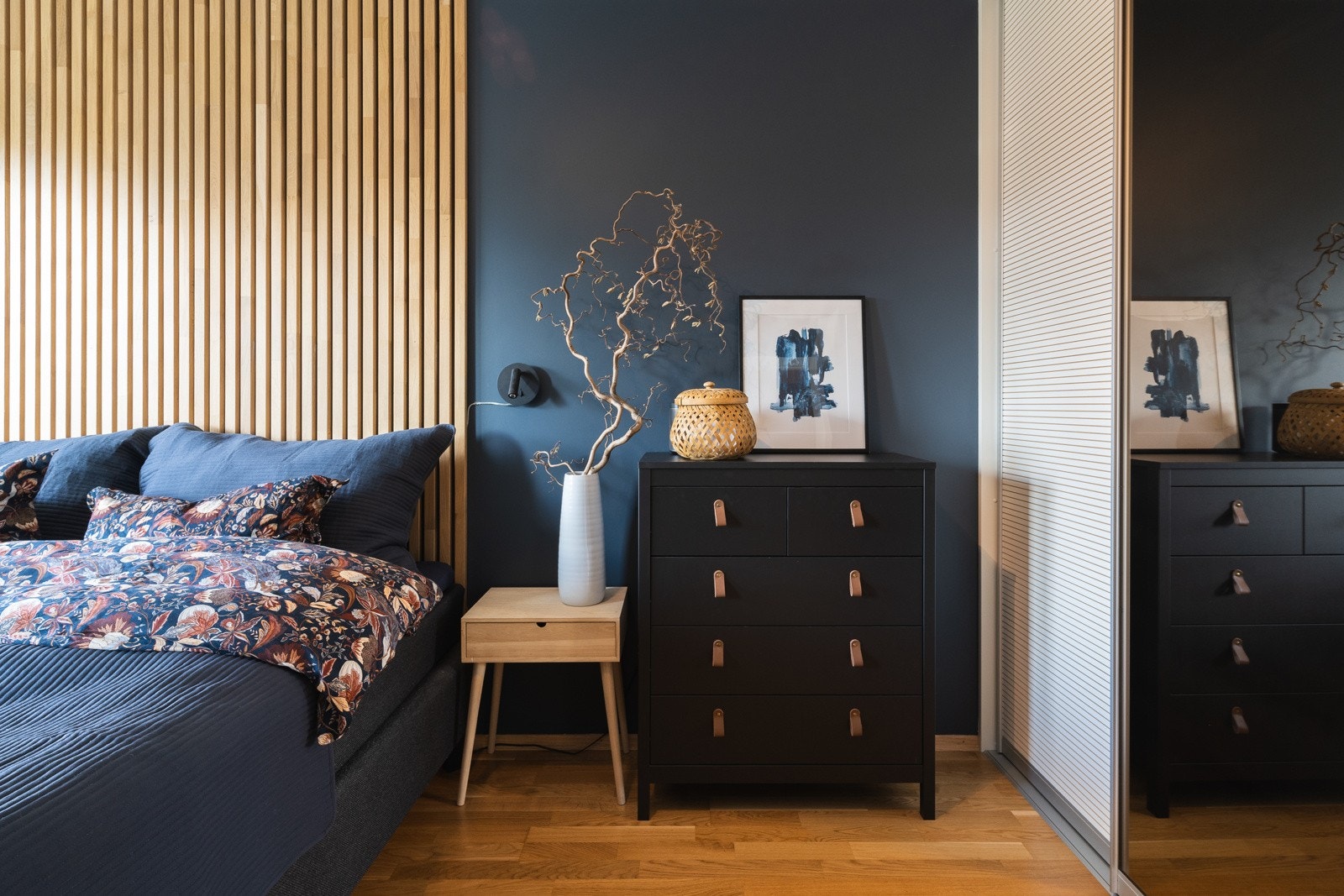 I boligens u. etasje finner du bla. 3 soverom, hovedbadet, vaskerom med ekstra WC og 2 boder Galleribilde