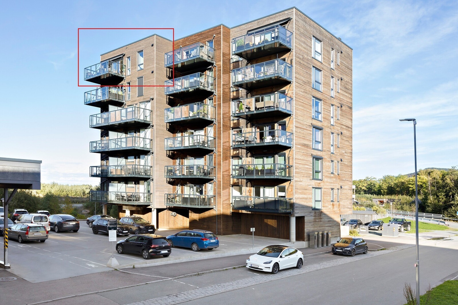 Det er heis i bygget som tar deg rett ned i p-kjeller. Parkeringsplassen som medfølger leiligheten ligger rett ved heisen. Her er det også montert elbillader. Galleribilde