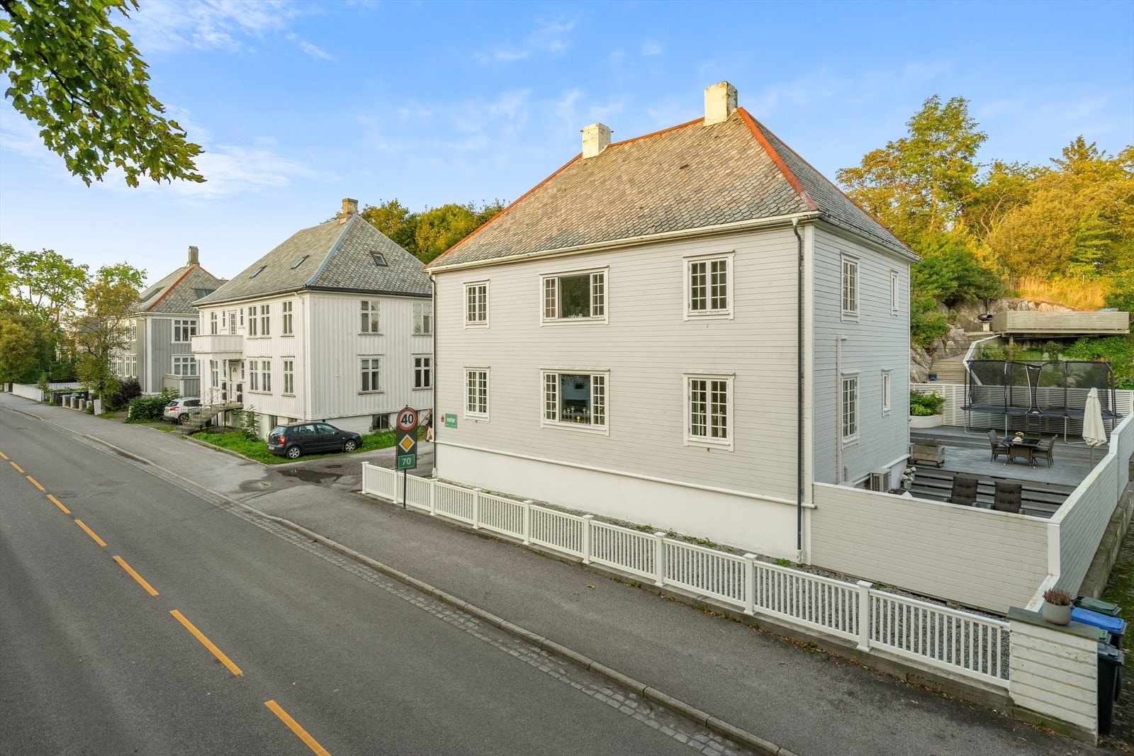 Din lokale eiendomsmegler Anders Havneraas presenterer denne innholdsrike og ærverdig enebolig i Øvre bydel. Galleribilde