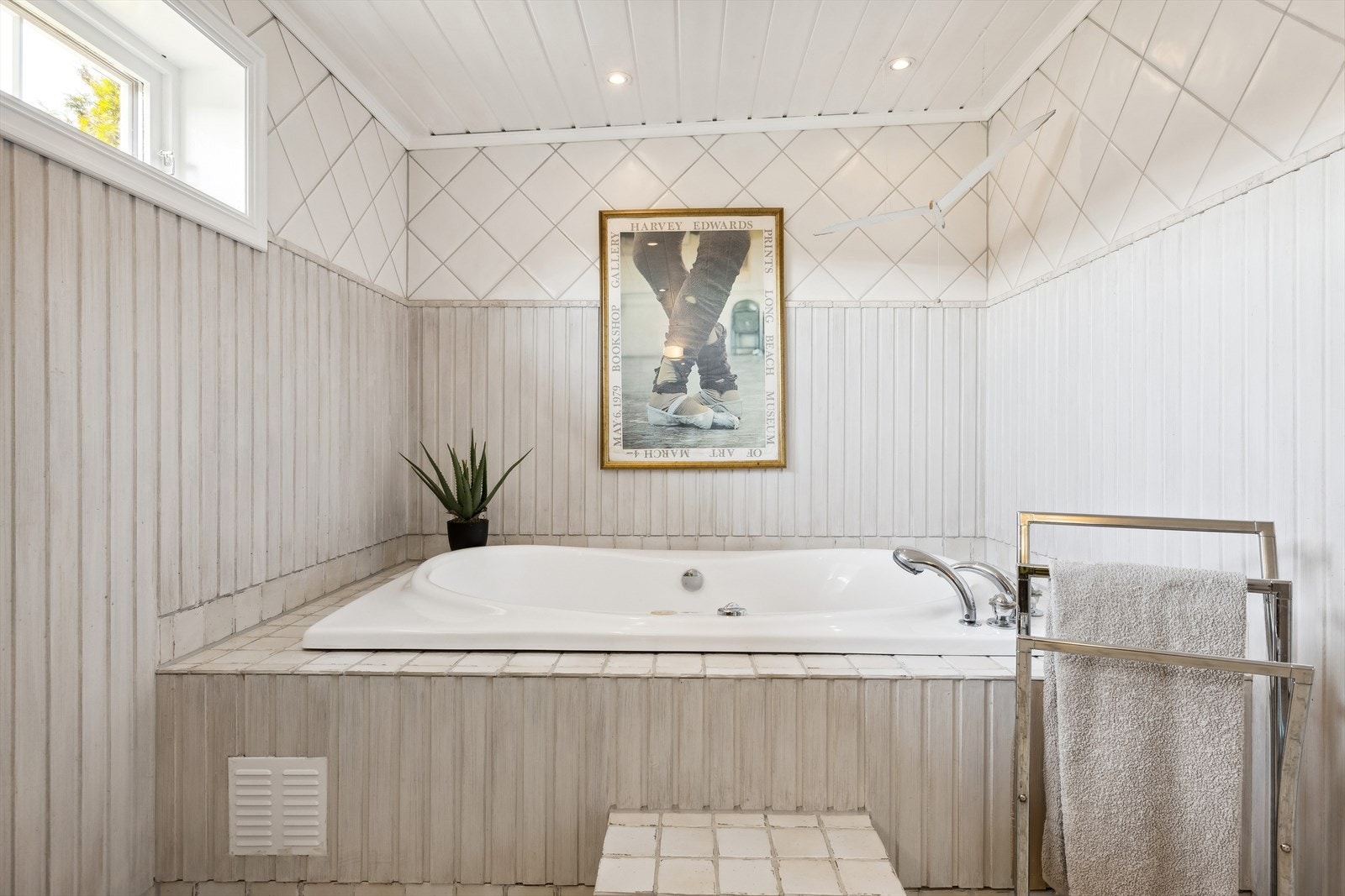Badet er for øvrig utstyrt med innmurt flissatt boblebadekar med dusj og vegghengt klosett, Galleribilde