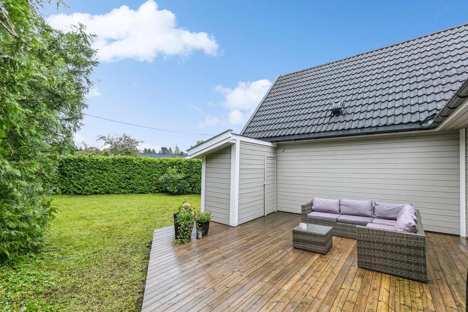 Vestvendt terrasse på ca. 28 m² bak garasjen. Galleribilde