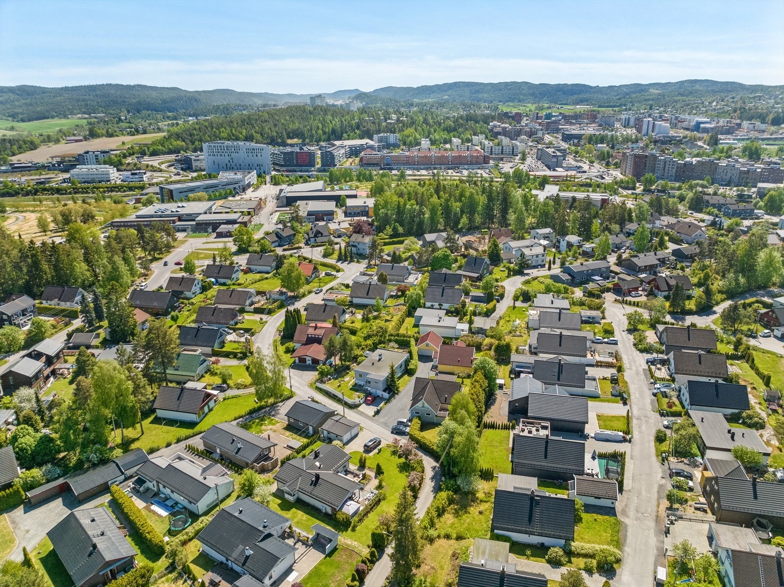 Etablert og barnevennlig boligområde m/svært sentral beliggenhet på Kjenn. Fra eiendommen er det kort vei til bl.a. barnehager, skoler, offentlig transport, idrettsanlegg, Metro kjøpesenter, Rådhusparken m/friområder og Langvannet m/badeplasser og tursti. Galleribilde