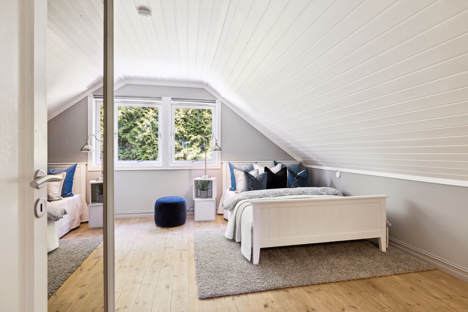 Det største soverommet i 2. etasje med skyvedørsgarderobe. Galleribilde