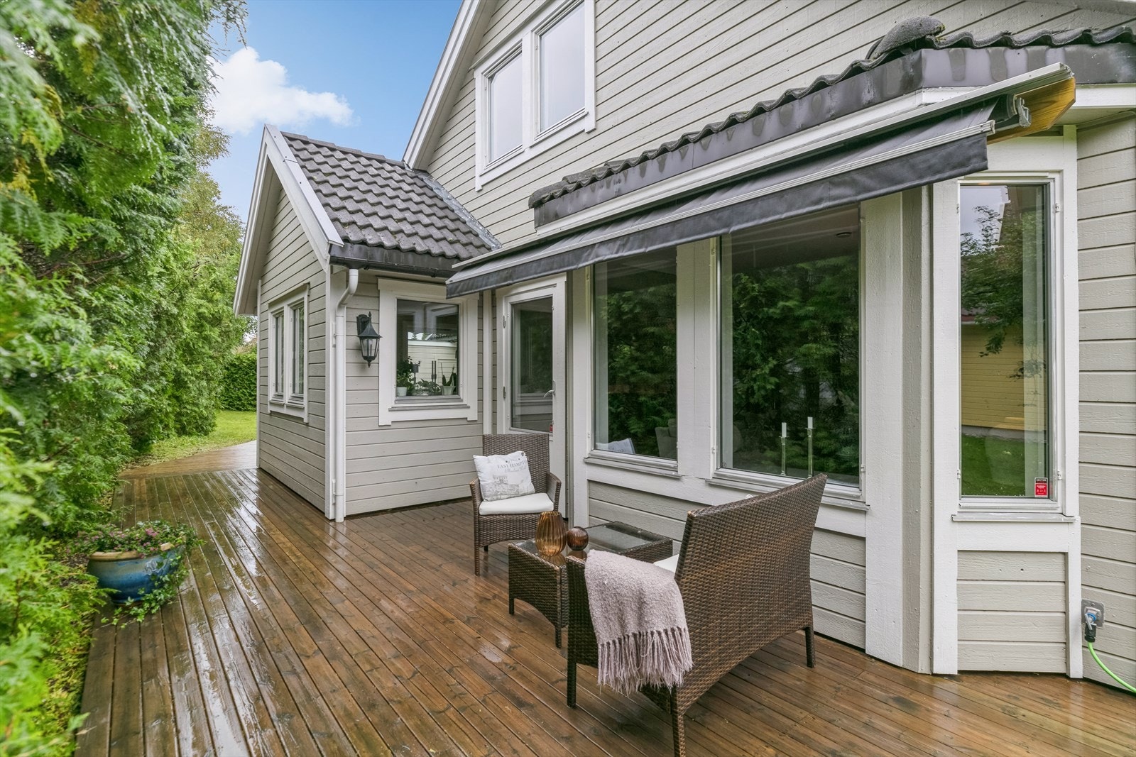Vestvendt terrasse på ca. 21 m² utenfor stuen. Galleribilde