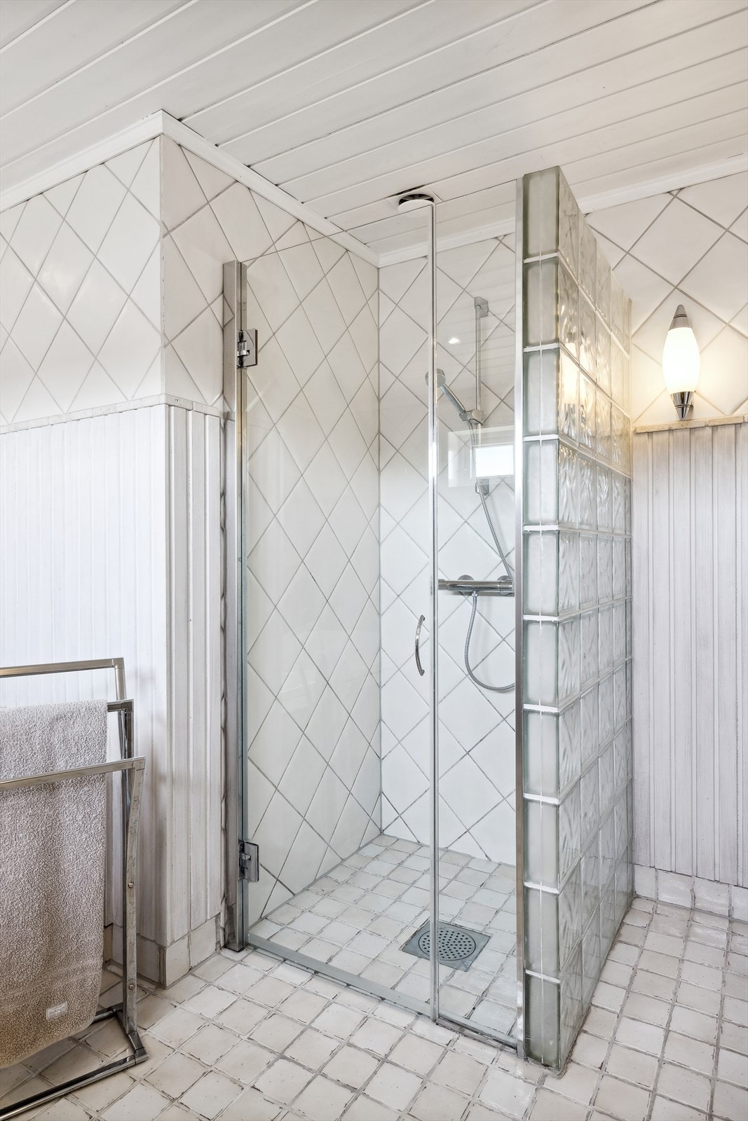 Og dusjnisje med skjermvegg av glassbyggestein og glassdør. Galleribilde