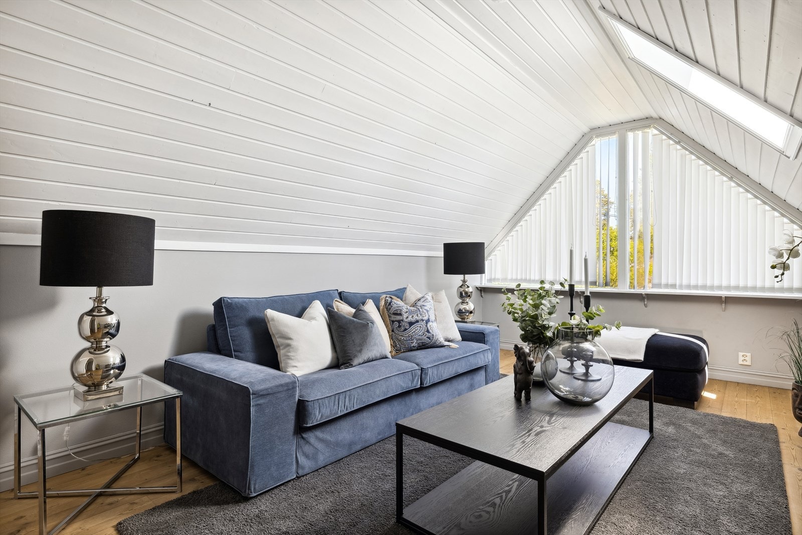 Rommet har furugulv, malte plater på vegger og malt skråhimling med takvindu. Galleribilde