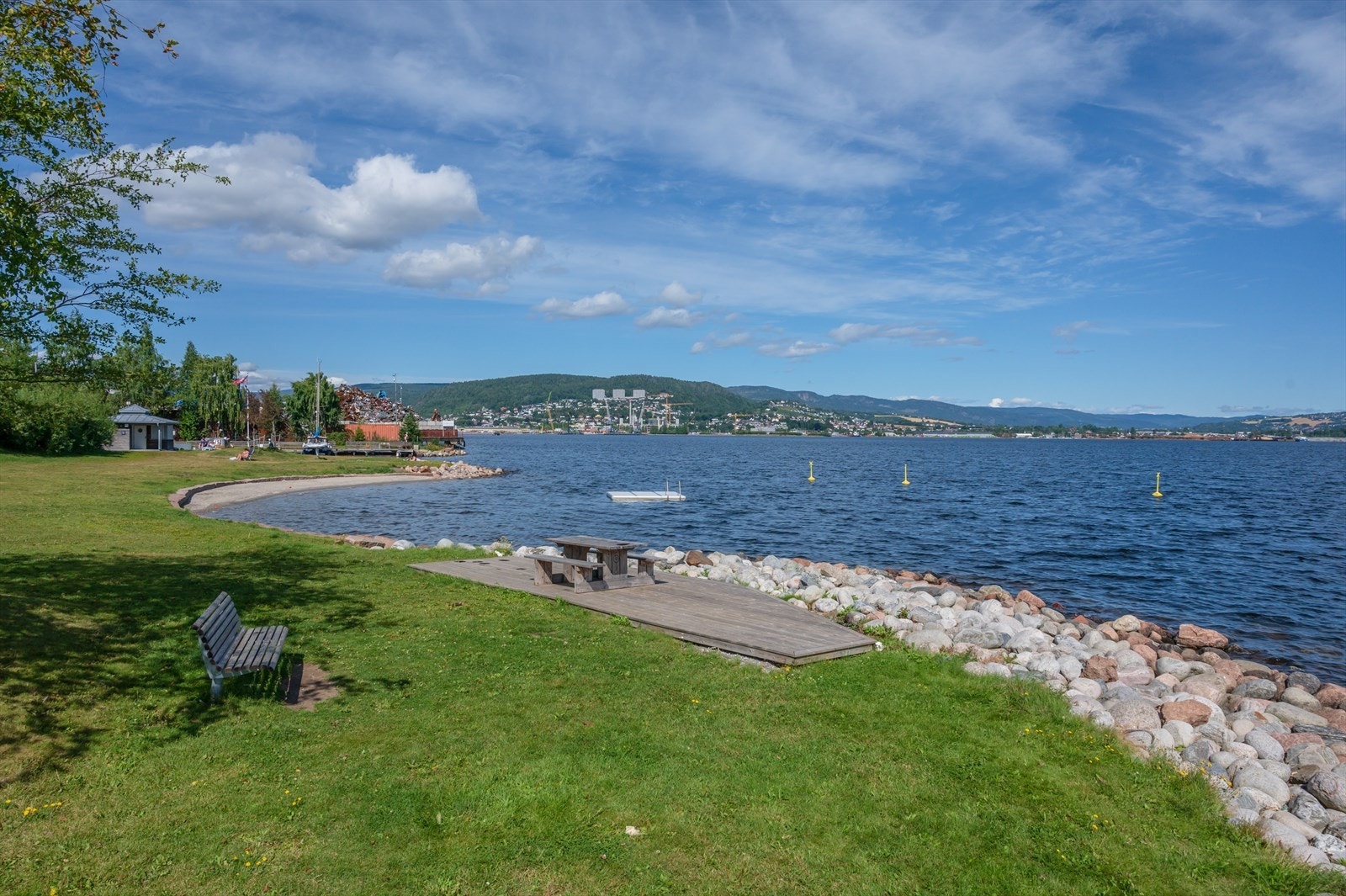 Kun en liten gåtur unna ligger Sota fjordpark med sandstrand og brygge Galleribilde