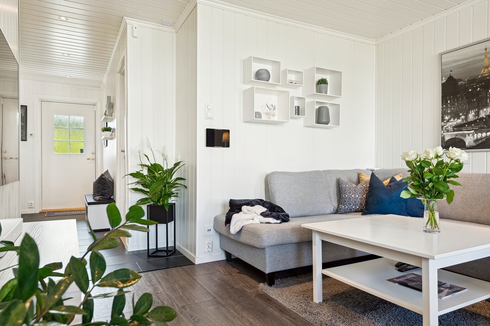 Oppgradert leilighet med 1-stavs laminat og panel Galleribilde