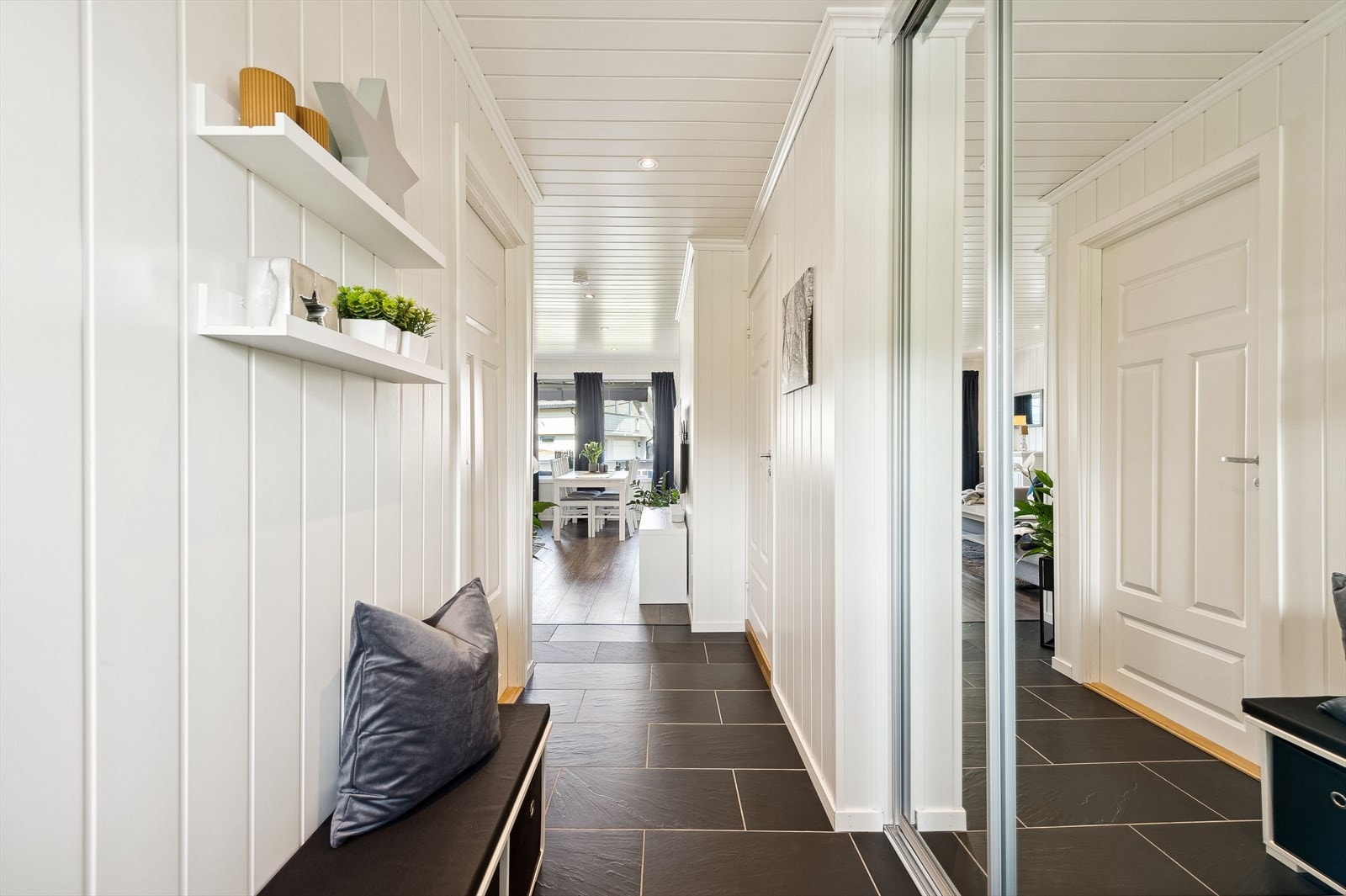 Entré med gulvvarme og skyvedørsgarderobe Galleribilde