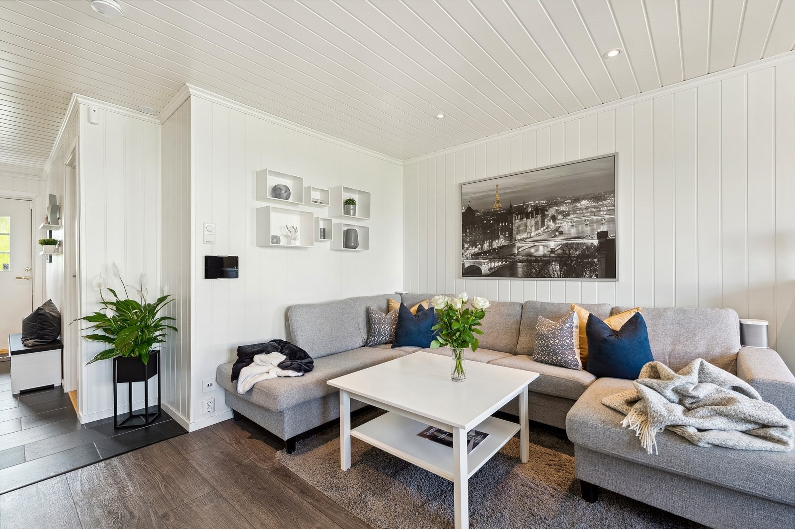 Det er god plass til sofa, spisebord eller hva en måtte ønske Galleribilde