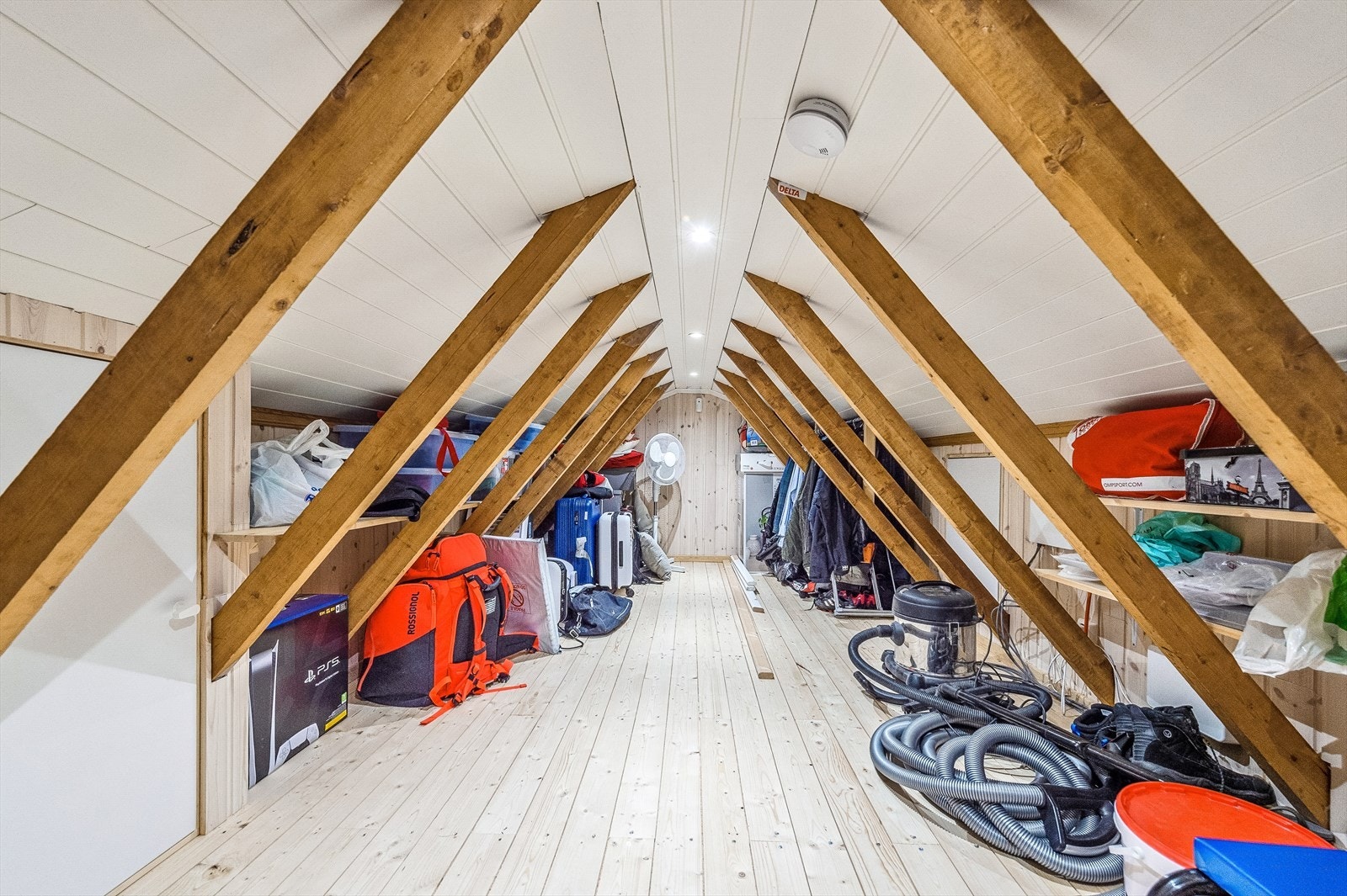 Godt med lagringsplass på loftet, samt kneloft på sidene Galleribilde