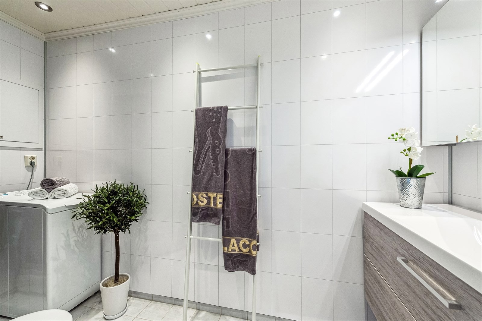 Pent bad med flislagt gulv, gulvvarme og downlights i tak Galleribilde