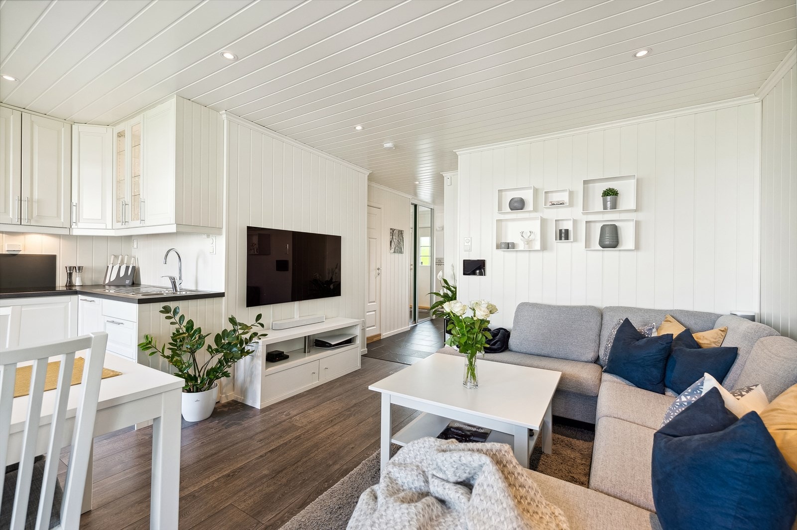 Innbydende stue med store vinduer Galleribilde