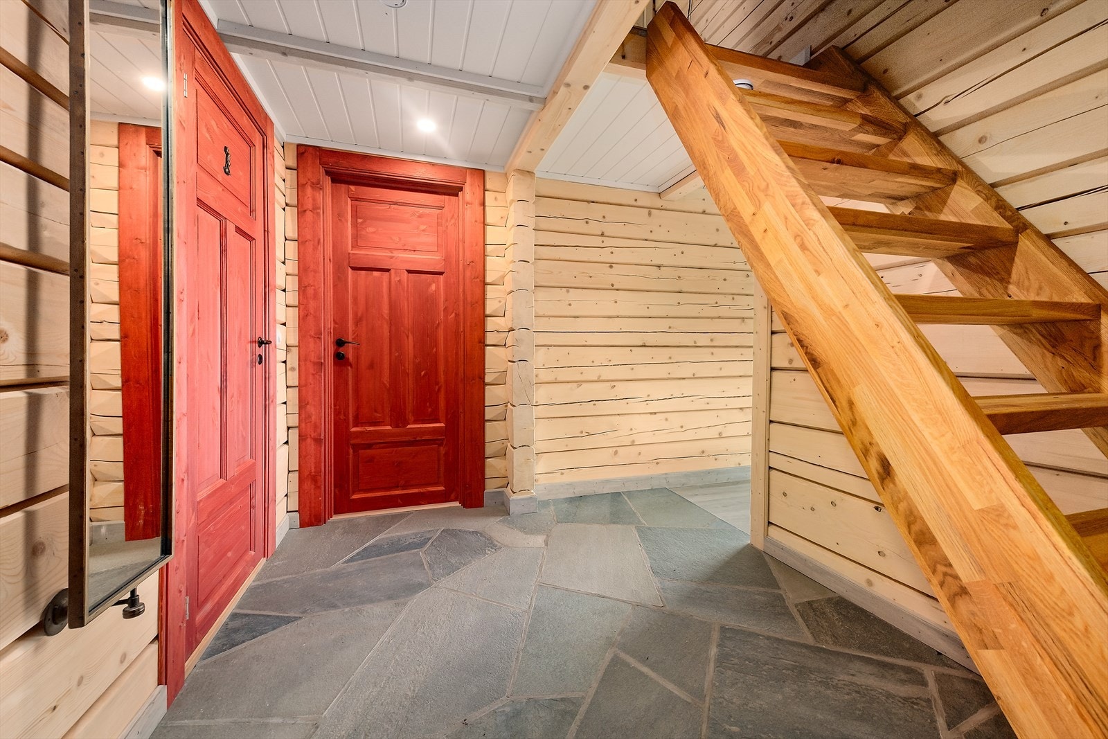 Via en eik heltre trapp tar du deg opp til hemsen. Galleribilde