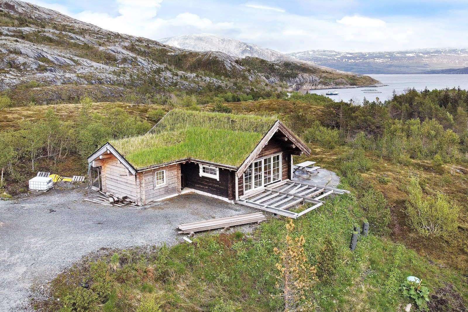 Hytten ligger nydelig til i Stokkvågen og har innlagt strøm og vann. Galleribilde