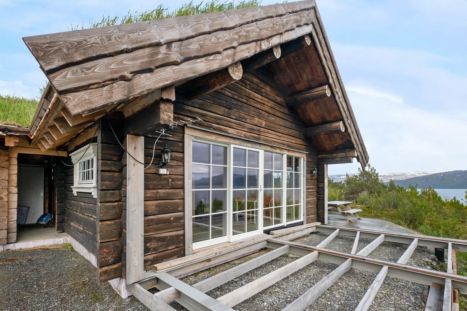 Der er fundamentering og montering av dragere på balkongen gjort, mens gulvåser, dekke og rekkverk ikke montert. Galleribilde