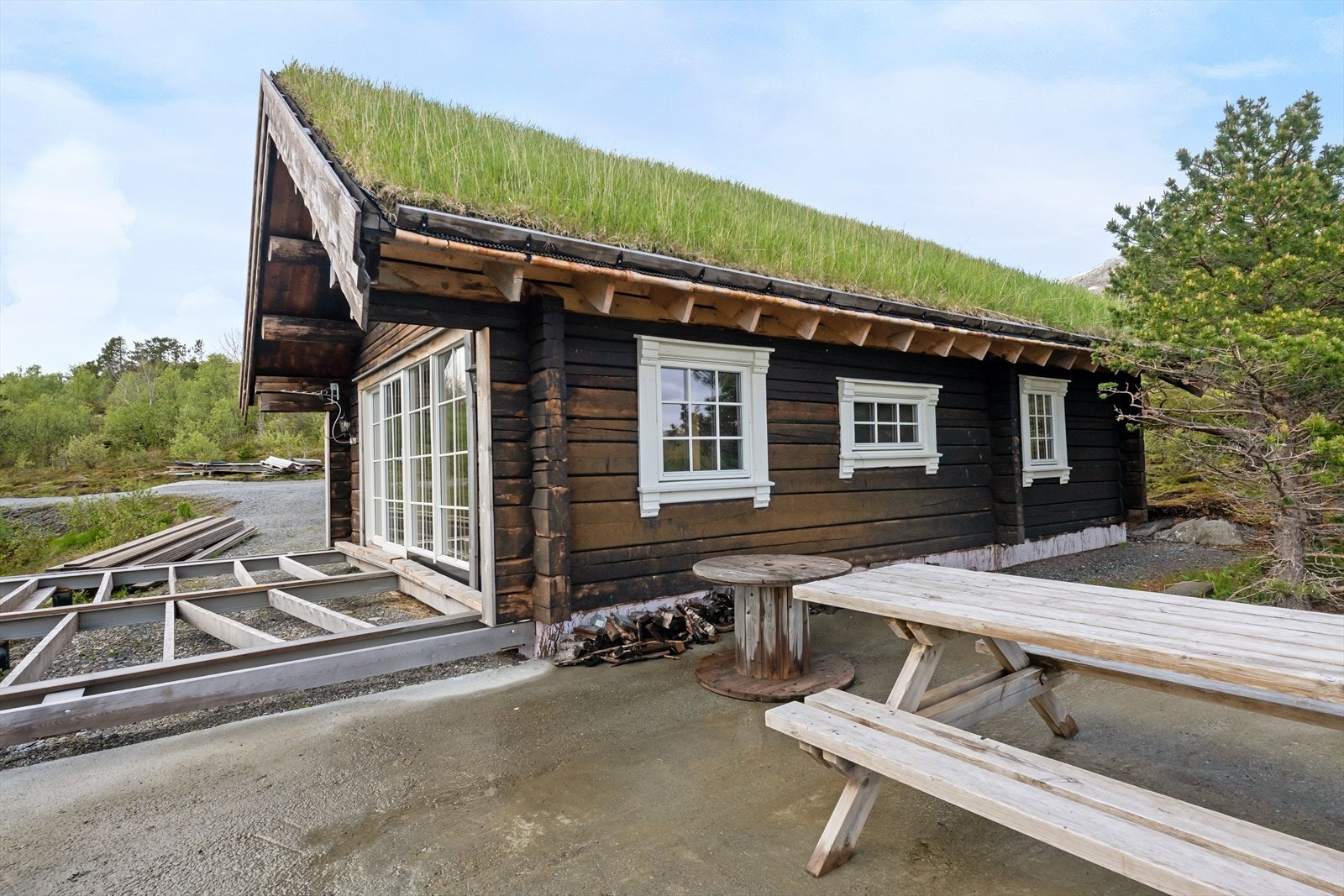 Hytten mangler litt på å være helt ferdig. Det er utgang fra stuen til påbegynt balkong. Galleribilde