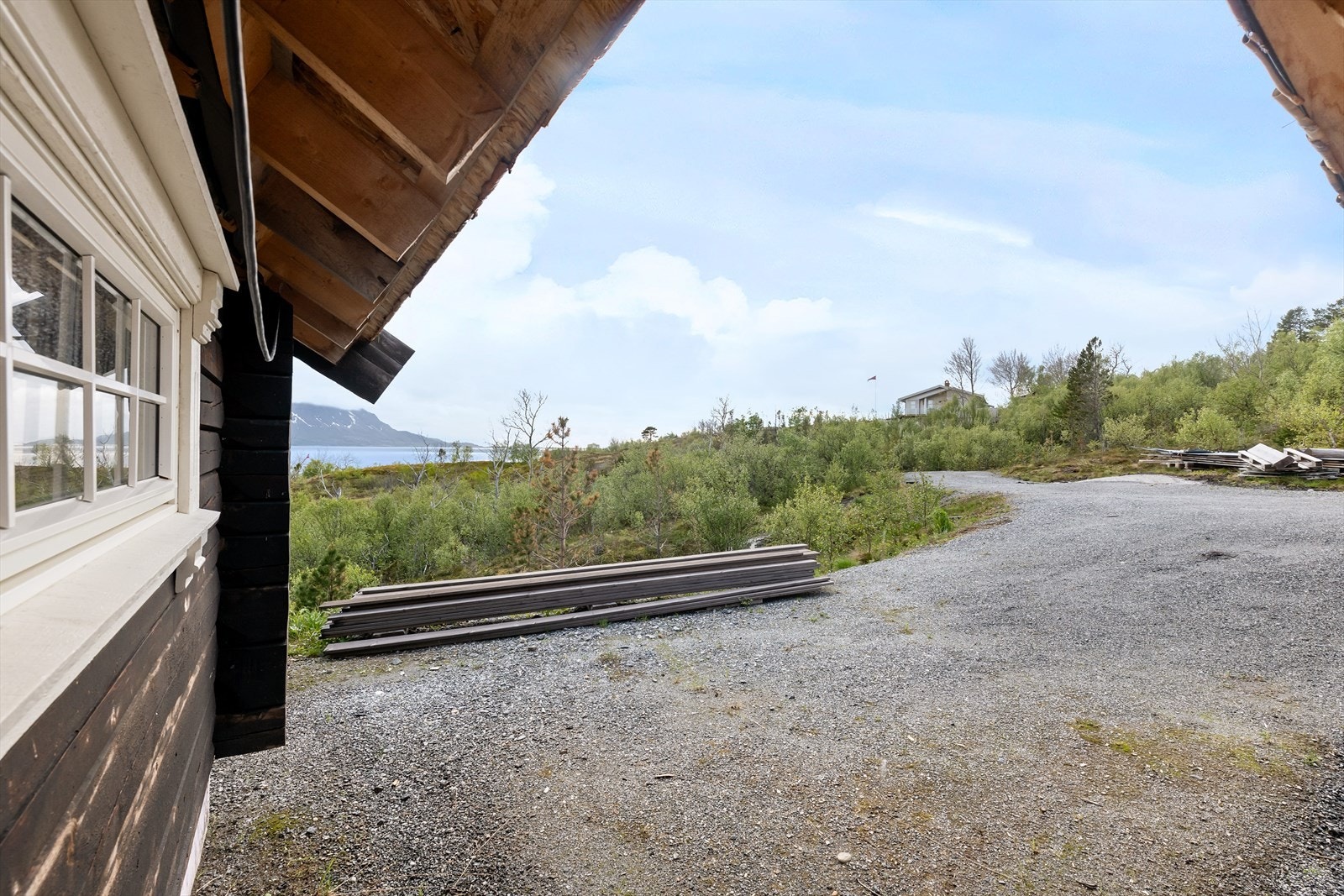 Godt med biloppstillingsplass utenfor hytta. Galleribilde