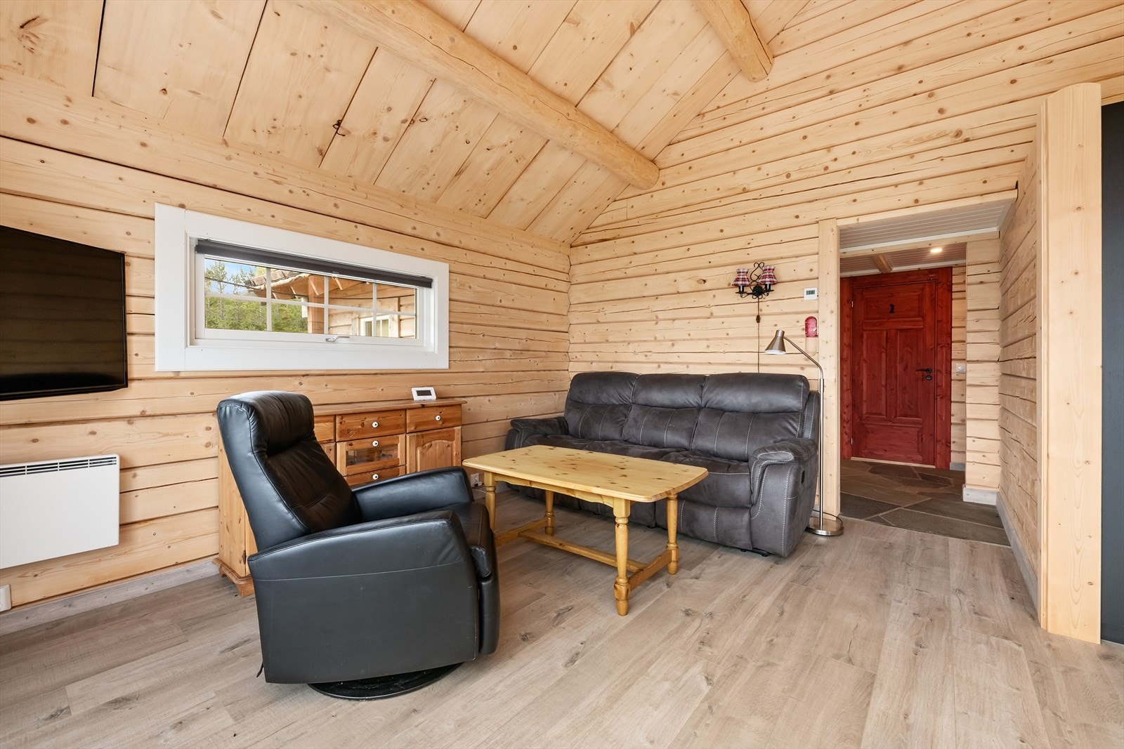 Stuen er lett å møblere og det er plass til både sofa, godstoler og spisebord. Galleribilde