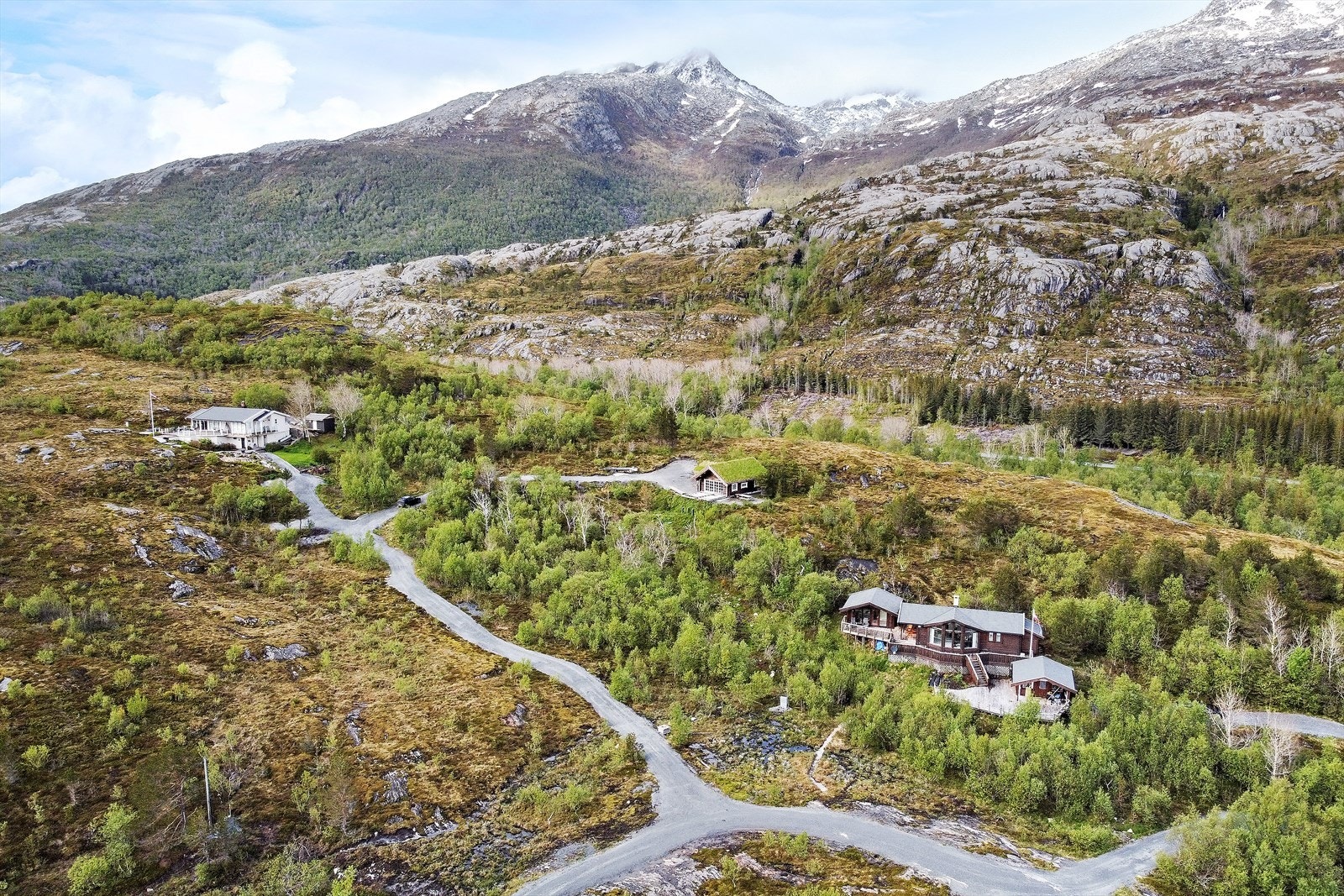Hytten fremstår med god standard, men det gjenstår en del arbeider med det elektriske anlegget samt en del med fasader og takutstikk/raftekasser. Galleribilde
