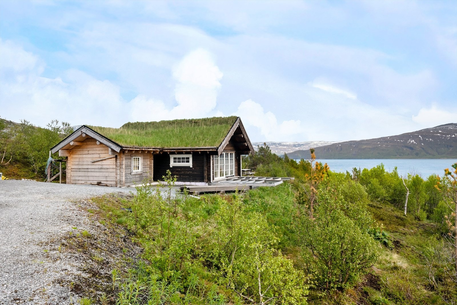 Yttertak tekket med torv. Taket er tekket med 2 lagt torv, hvorav det ene laget er snudd med gress siden ned mot taket. Galleribilde