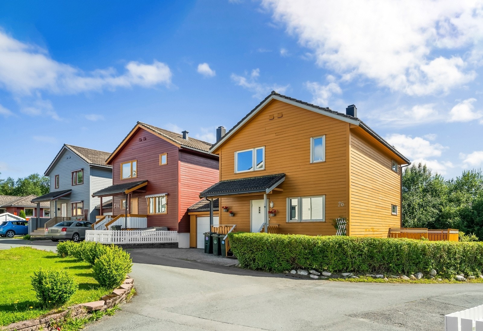 Boligen har en flott tomt opparbeidet med asfalt, beplantning, plenareal, terrasse mv. Galleribilde